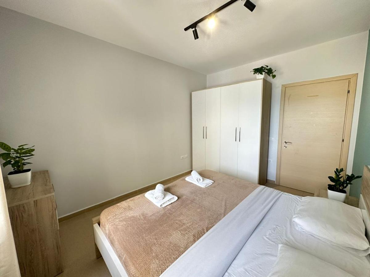 Trea Accomodations - On Private Beach With Sunbed & Umbrella Vlore Exterior photo